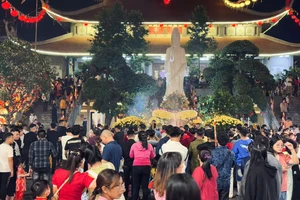 Sau giao thừa, người dân nô nức đi lễ chùa cầu bình an