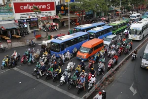 Sử dụng điện thoại khi dừng đèn đỏ, có bị phạt?