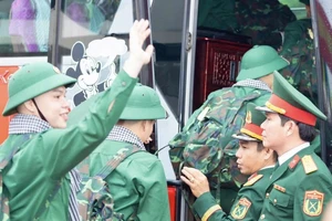 Độ cận khi tham gia nghĩa vụ quân sự được tính theo một hay hai mắt?