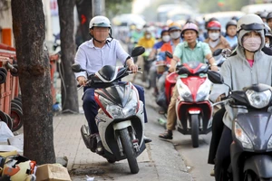 Trường hợp nào đi xe máy lên vỉa hè không bị phạt?