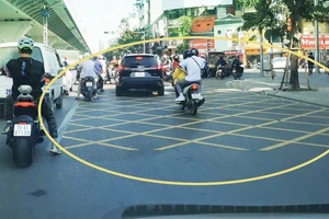 Vạch mắt võng là gì, dừng xe trên vạch có bị phạt?