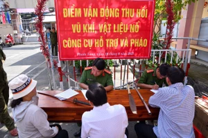 Người dân phường Phước Long giao nộp vũ khí hưởng ứng Ngày hội bảo vệ an ninh Tổ quốc