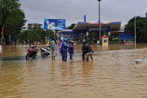 Sinh con trên đường do lũ lụt, không có giấy chứng sinh thì làm sao?