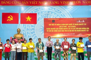 Vừa nhận quà, vừa hiểu luật: Chương trình ý nghĩa cho người khuyết tật tại phường An Đông