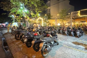 Khách để xe trước quán bị phạt, chủ quán có phải chịu trách nhiệm?