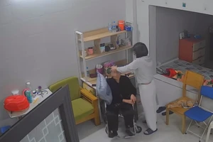 Vụ cụ bà 90 tuổi bị người giúp việc bạo hành: Có dấu hiệu tội gì?