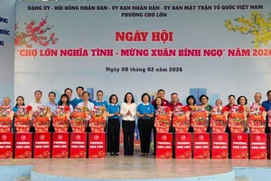 TP.HCM: Phường Chợ Lớn tổ chức chăm lo Tết cho người dân
