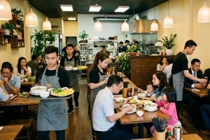 Nhà hàng, quán ăn phụ thu phí Tết thế nào để không bị phạt?