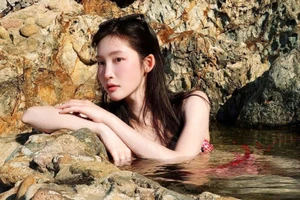 Nữ ca sĩ Juky San tắm Giếng Tiên có vi phạm gì không?