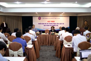 Các luật sư nêu ý kiến về việc mặc áo choàng khi tham dự phiên tòa