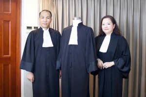 Các luật sư nêu ý kiến về việc mặc áo choàng khi tham dự phiên tòa