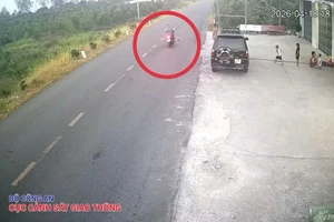 Vụ bé trai đá bóng gây tai nạn chết người: Ai chịu trách nhiệm?