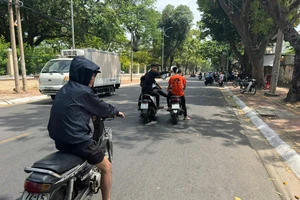 Vụ 3 thanh niên dùng mũ bảo hiểm đánh người chạy xe máy: Có dấu hiệu của tội gì?