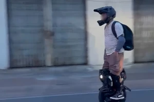 Chạy xe một bánh trên đường: Hệ quả khó lường 