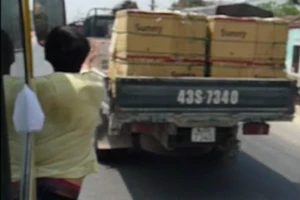 Xem clip phụ xế xe buýt “làm xiếc” rợn người 