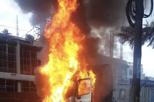 Xe đầu kéo bị cháy trơ khung ở TP Bảo Lộc