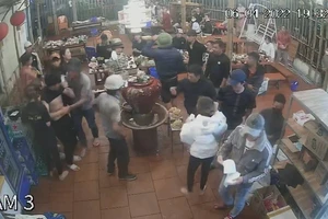 Giang hồ hành hung, buộc nhân viên nhà hàng đứng xếp hàng để đánh