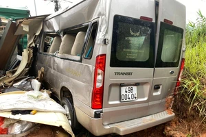 Hai xe bị hư hỏng nặng sau cú va chạm mạnh