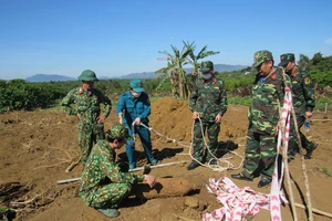 Xử lý thành công quả bom M82 trong vườn cà phê