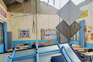 Lốc xoáy tốc mái trường học làm 3 học sinh tiểu học bị thương