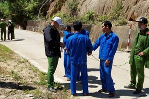 Bắt 7 người phá rừng đầu nguồn, có mang 2 khẩu súng 