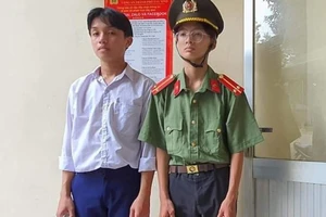 Hai thanh niên mặc sắc phục công an thu tiền của dân