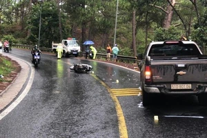 Va chạm ô tô với xe máy trên đèo Prenn, 2 người bị thương nặng