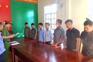 Phó chủ tịch xã và 6 cán bộ bao che cho 'lâm tặc' bị khởi tố
