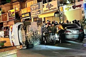 1 ô tô tông vào xe khác đậu bên đường rồi lật ngửa