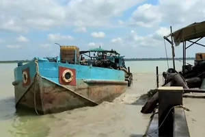 3 tàu hút cát trái phép trong lòng hồ Dầu Tiếng