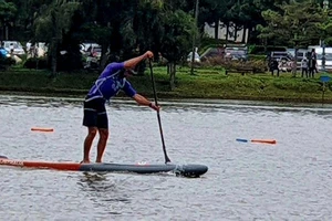 Khai mạc giải đua ván chèo đứng trên hồ Xuân Hương, Đà Lạt