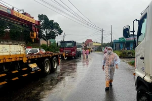 Xe bồn chở xăng lật nghiêng, dựa vào trụ điện