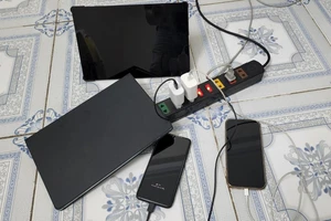 1 học sinh bị điện giật tử vong khi rút cục sạc điện thoại