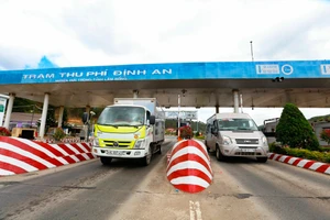 Không dán thẻ thu phí không dừng thì 'khỏi' qua trạm thu phí Định An