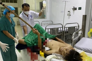 1 thanh niên bị dao đâm thủng ruột khi đi cạo mủ cao su