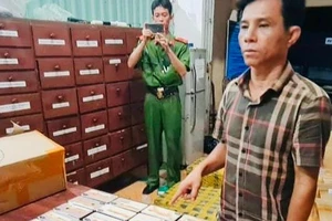 Tây Ninh: Tạm giữ 2.039 điện thoại iPhone lậu 