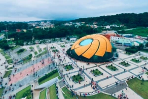 Đà Lạt: Cấm cho thuê xe điện, bán hàng rong ở Quảng trường Lâm Viên