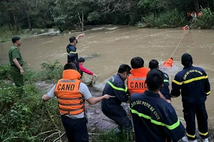 Giải cứu 10 thiếu niên bị kẹt trong rừng ở Lâm Đồng 