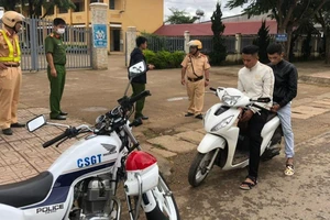 Không đội mũ bảo hiểm, 2 thanh niên bị công an kiểm tra phát hiện tàng trữ ma túy