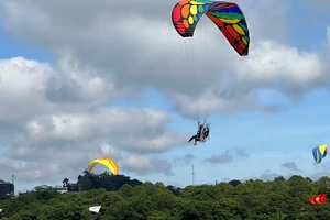 Bay dù lượn chào mừng Đại hội TDTT tỉnh Lâm Đồng