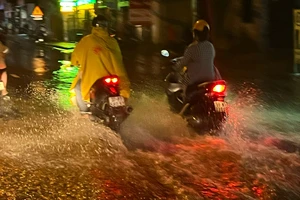 Xe chết máy la liệt trên Quốc lộ 1K sau cơn mưa kéo dài tối 24-10