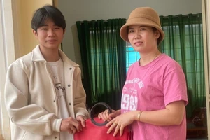 Nam sinh lớp 11 trả 80 triệu đồng cho người đánh rơi