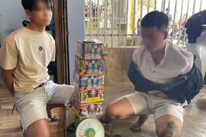 Công an bắt nhóm thanh niên bán pháo hoa trên mạng