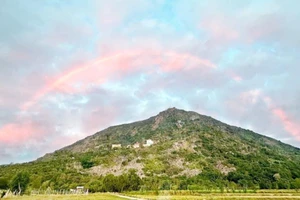 'Cầu vồng lửa' cực hiếm xuất hiện trên núi Bà Đen