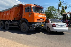 Đang chạy, xe 4 chỗ quay đầu bị xe tải tông ngang hông