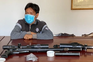 Bị tạm giữ vì mang súng vào rừng săn bắn trái phép
