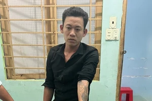 Thanh niên mang súng đi uống cà phê