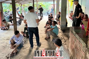 Thuê người canh đường để tổ chức đánh bạc 