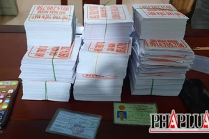 3 thanh niên đi phát hàng chục ngàn tờ rơi quảng cáo cho vay 