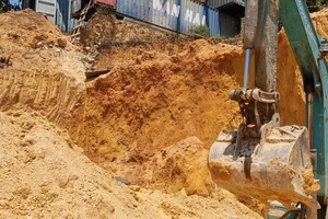 Thợ hồ bị taluy sập đè tử vong